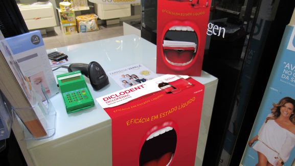 diclodent-cartaz-balcao-e-porta-flyer